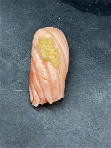 Flamed Salmon Garlic Nigiri (2st)